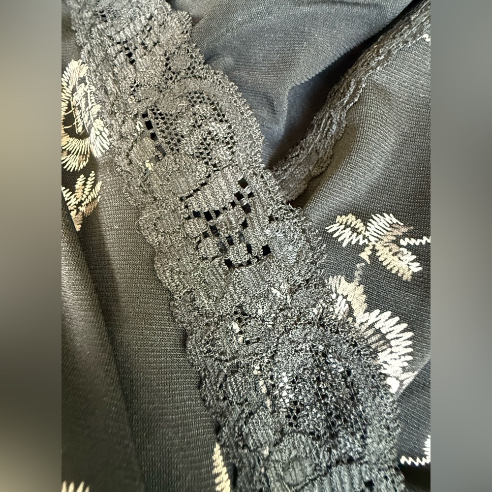 JKLA II Plus Sleeveless Black Floral Top - Picture 6 of 6